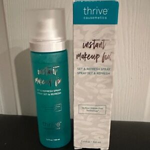 Thrive Causemetics Instant Makeup Fix Spray in Teal